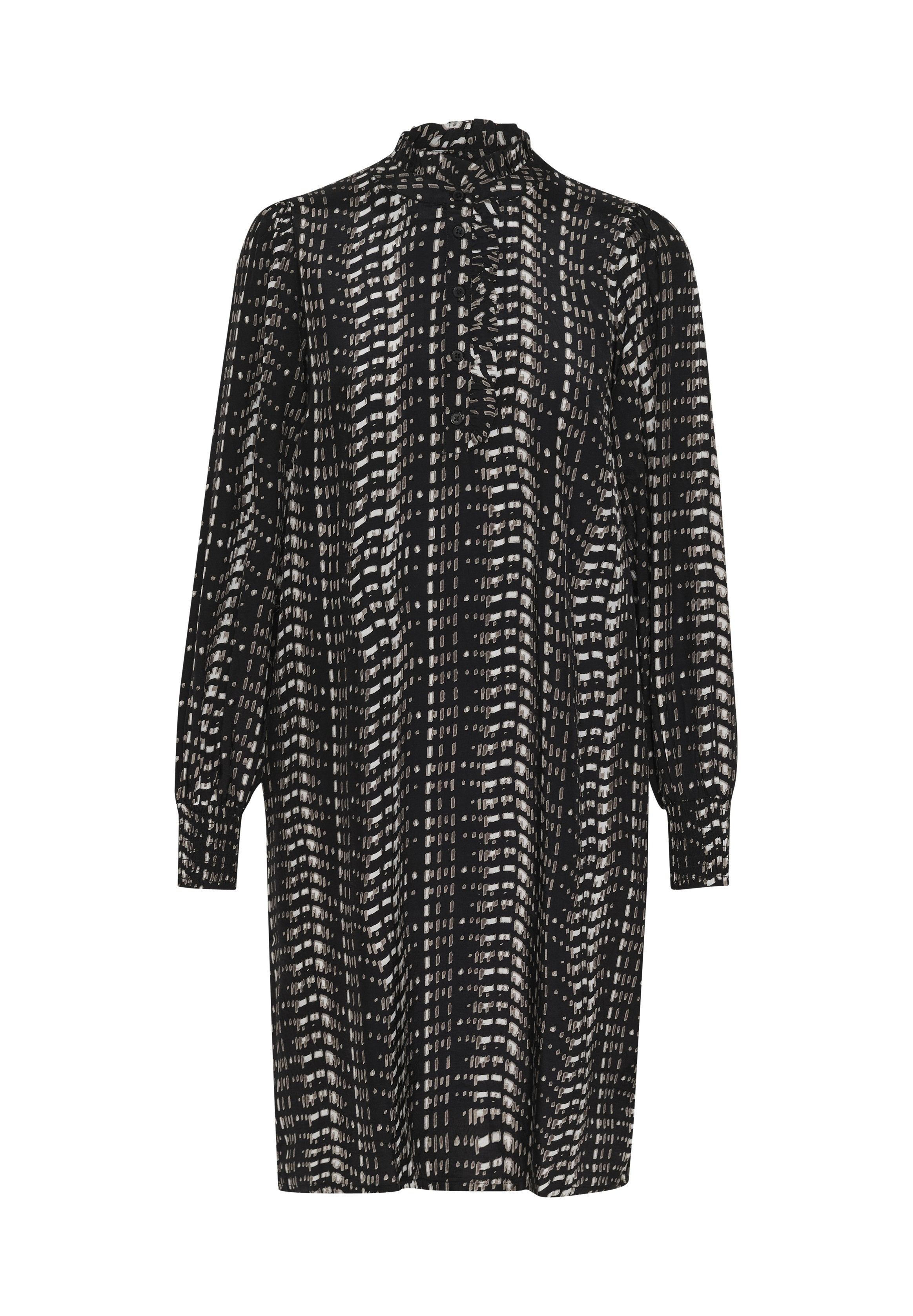 Schwarzes Kleid mit weißem abstraktem Muster, langen Ärmeln, hohem Kragen und Knopfdetails am Ausschnitt. Fließender Stoff und lockere Passform.