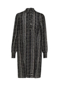 Schwarzes Kleid mit weißem abstraktem Muster, langen Ärmeln, hohem Kragen und Knopfdetails am Ausschnitt. Fließender Stoff und lockere Passform.