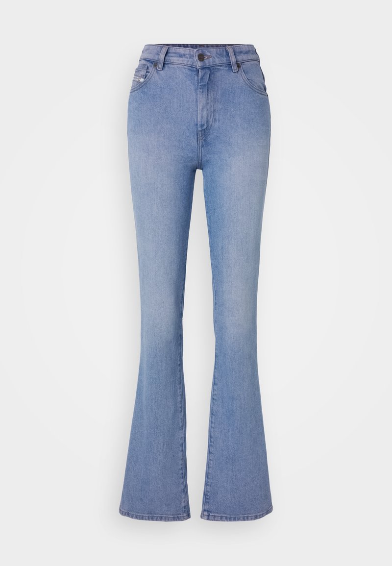 Hellblaue weit geschnittene Jeans aus Denim, mit hohem Bund und klassischem Fünf-Taschen-Design sowie dezenten Stichdetails.