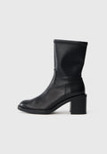Schwarze LederStiefeletten mit glatter Oberfläche, abgerundetem Zeh und Blockabsatz. Der Schaft hat ein einfaches, ungeschmücktes Design.