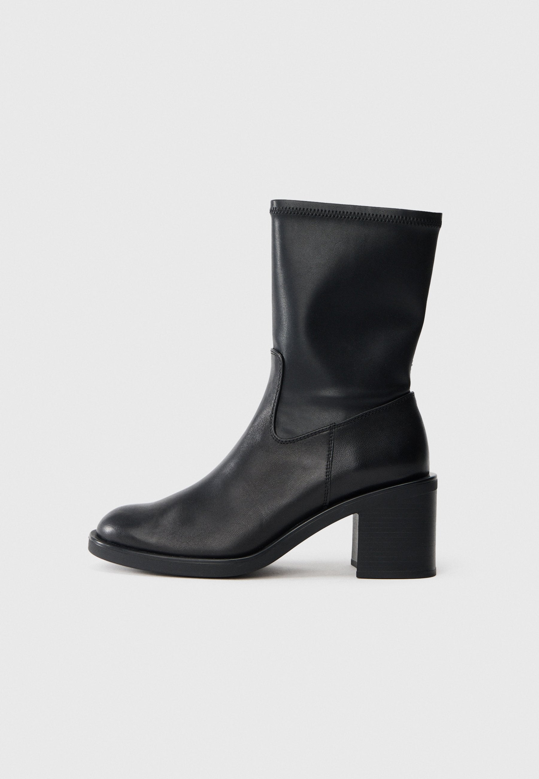 Schwarze LederStiefeletten mit glatter Oberfläche, abgerundetem Zeh und Blockabsatz. Der Schaft hat ein einfaches, ungeschmücktes Design.