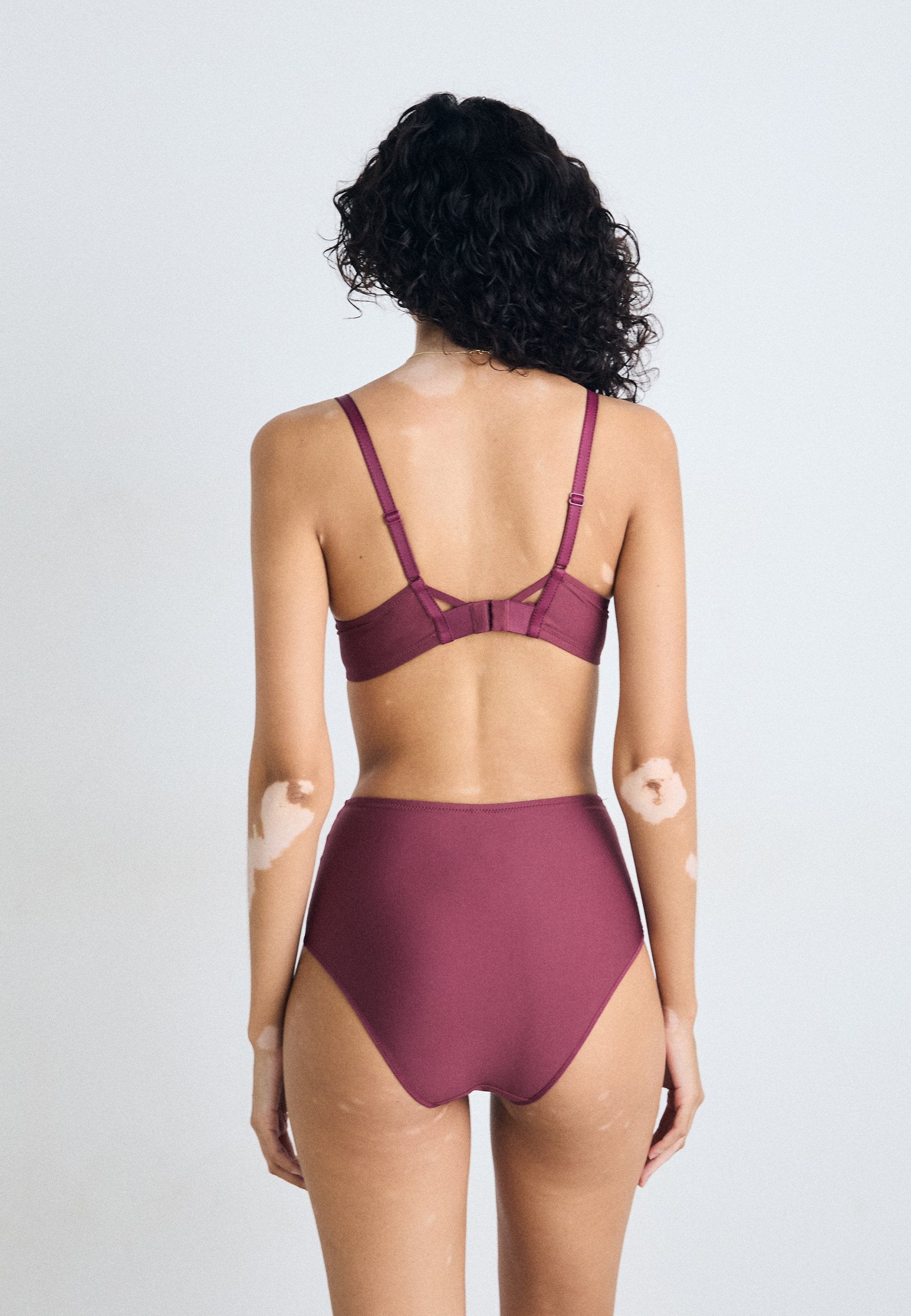 PLUNGE BRA Media 4