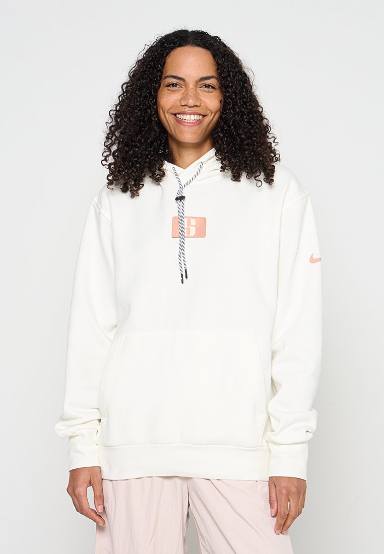 Weißer Hoodie mit einer Fronttasche, ausgestattet mit einem strukturierten Logo in hellem Orange, Kordelzug mit schwarz-weißen Mustern und einem lockeren Schnitt.