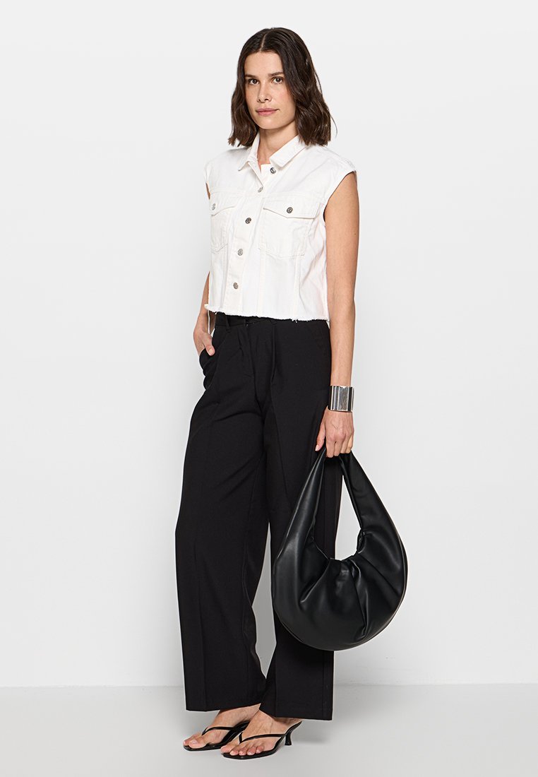 Armani Exchange Weste Media 2