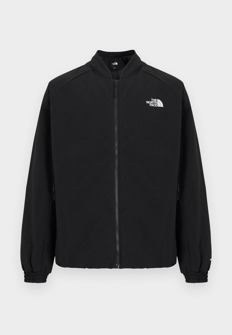 Schwarze Bomberjacke aus leichtem Stoff. Verfügt über einen Reißverschluss vorne, elastische Bündchen und ein Logo auf der linken Brust. Glatte Textur.