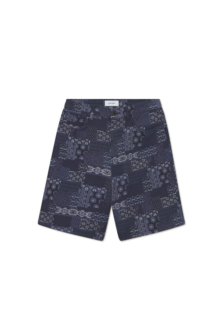 Marineblaue Shorts mit verschiedenen strukturierten Mustern in helleren Schattierungen. Mit Taschen und einem Etikett am Bund.