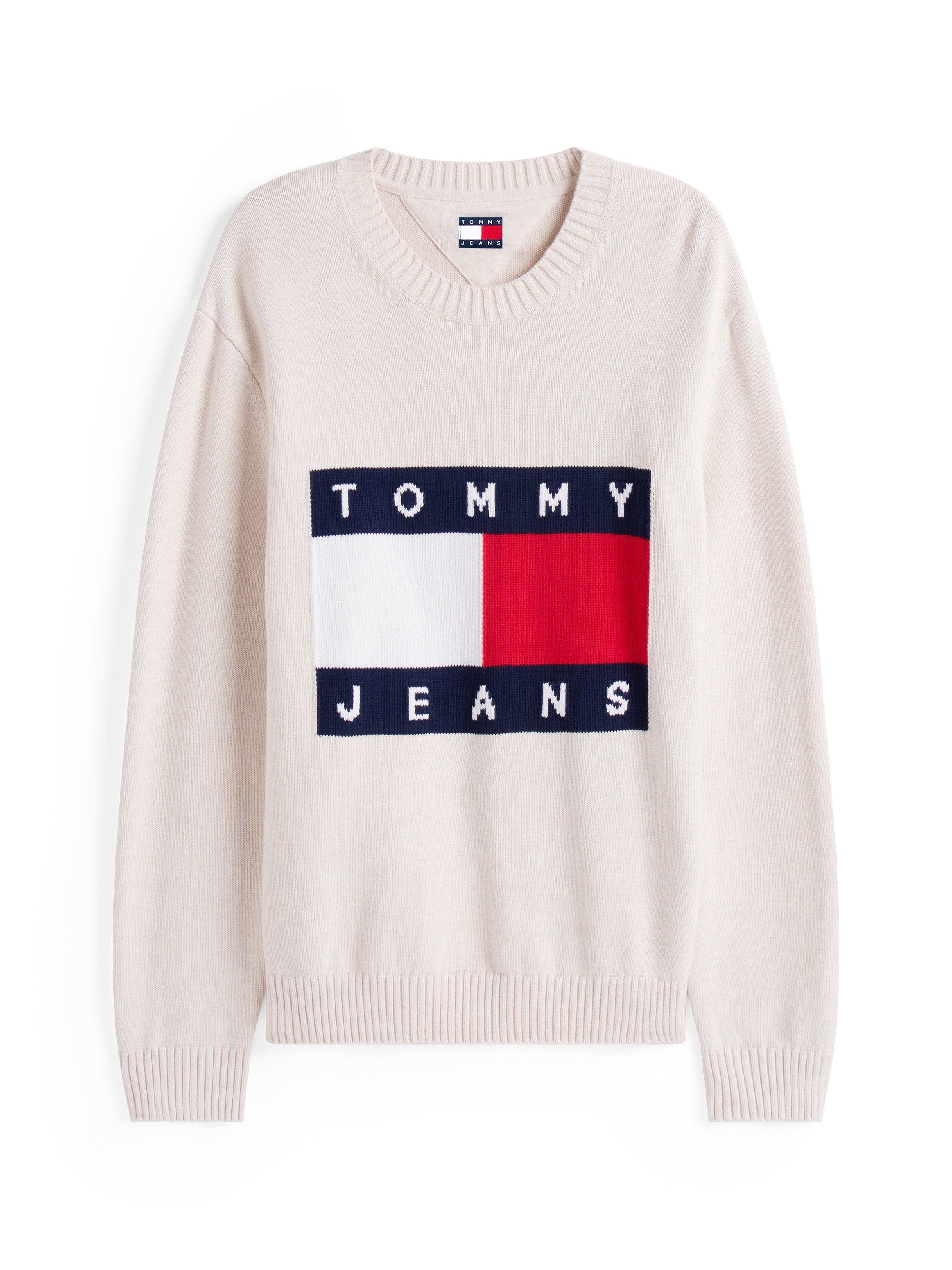 Cremfarbener Pullover mit gerippten Bündchen und Kragen. Verfügt über ein rechteckiges Logo in Marineblau, Weiß und Rot mit dem Text "TOMMY JEANS". Weiche Textur.