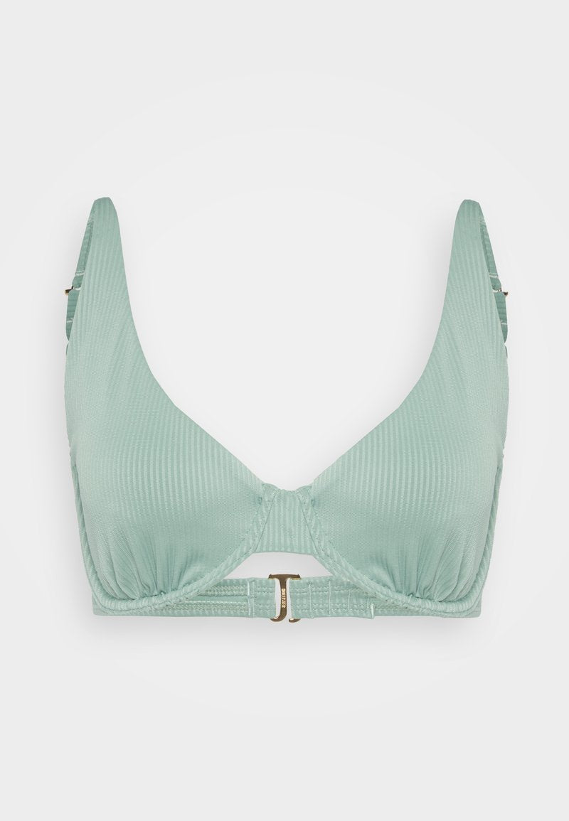 Mintgrünes Bikini-Oberteil aus geripptem Stoff, mit verstellbaren Trägern und einer goldfarbenen Schnalle in der Mitte zur Befestigung.