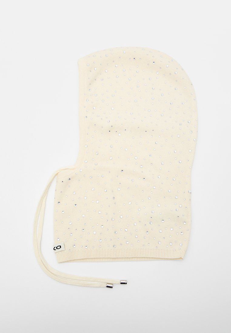Cremefarbene Strick-Balaclava mit silbernen Strasssteinen und langen Bändern, entworfen, um Kopf und Hals vollständig zu bedecken.