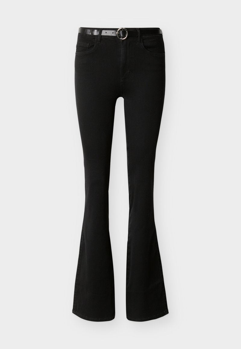 Schwarze, hoch taillierte Schlagjeans mit fünf Taschen und einem schwarzen Gürtel mit einer runden silbernen Schnalle.