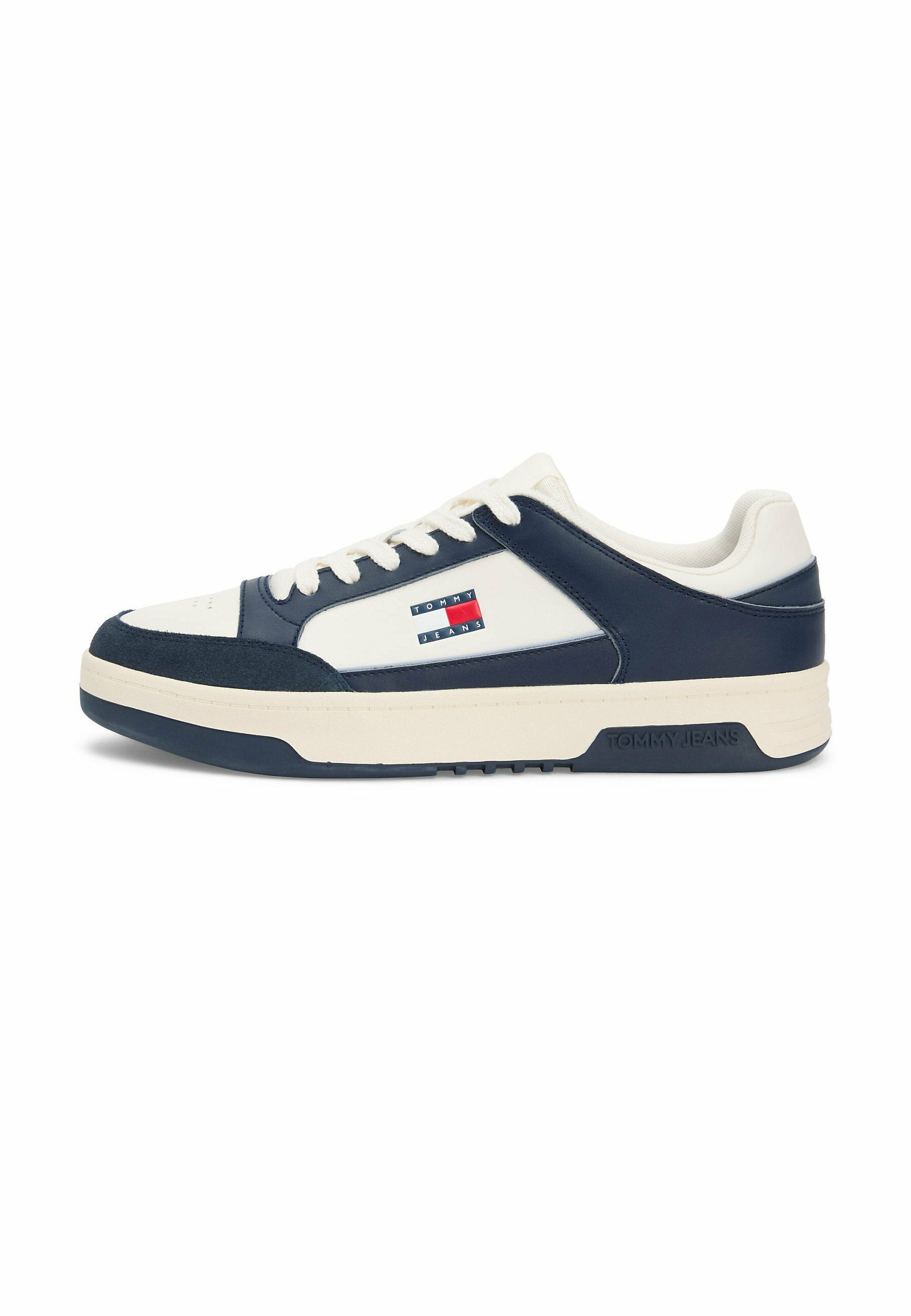 Flacher Sneaker in Weiß und Marineblau mit Vorderverschluss, Gummisohle und Tommy Jeans-Logo an der Seite und auf der Zwischensohle.