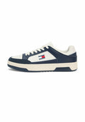 Flacher Sneaker in Weiß und Marineblau mit Vorderverschluss, Gummisohle und Tommy Jeans-Logo an der Seite und auf der Zwischensohle.
