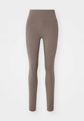 Braune, hochTaillierte Leggings aus dehnbarem Material mit glatter Textur, nahtlosem Design und knöchellanger Silhouette.