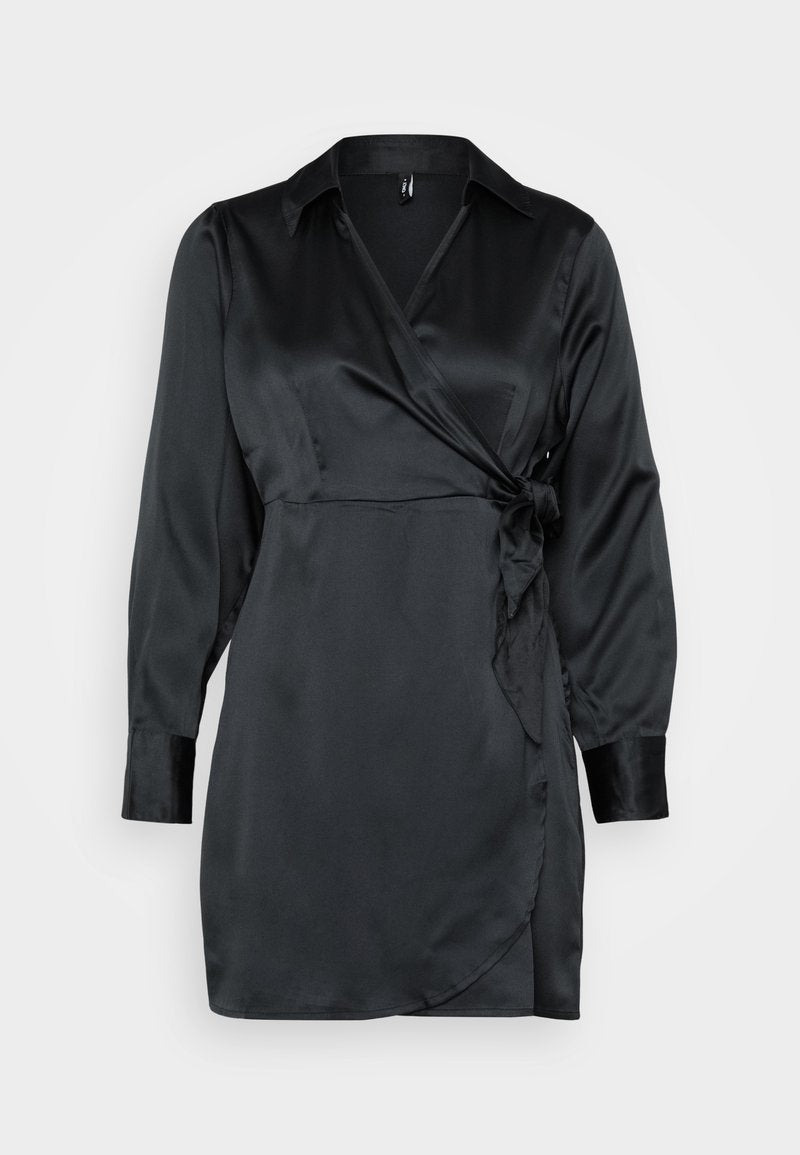 Schwarzes Satinhemdkleid mit langen Ärmeln, einem Wickeldesign und einer gebundenen Detail an der Taille. Verfügt über einen klassischen Kragen und eine glatte Textur.
