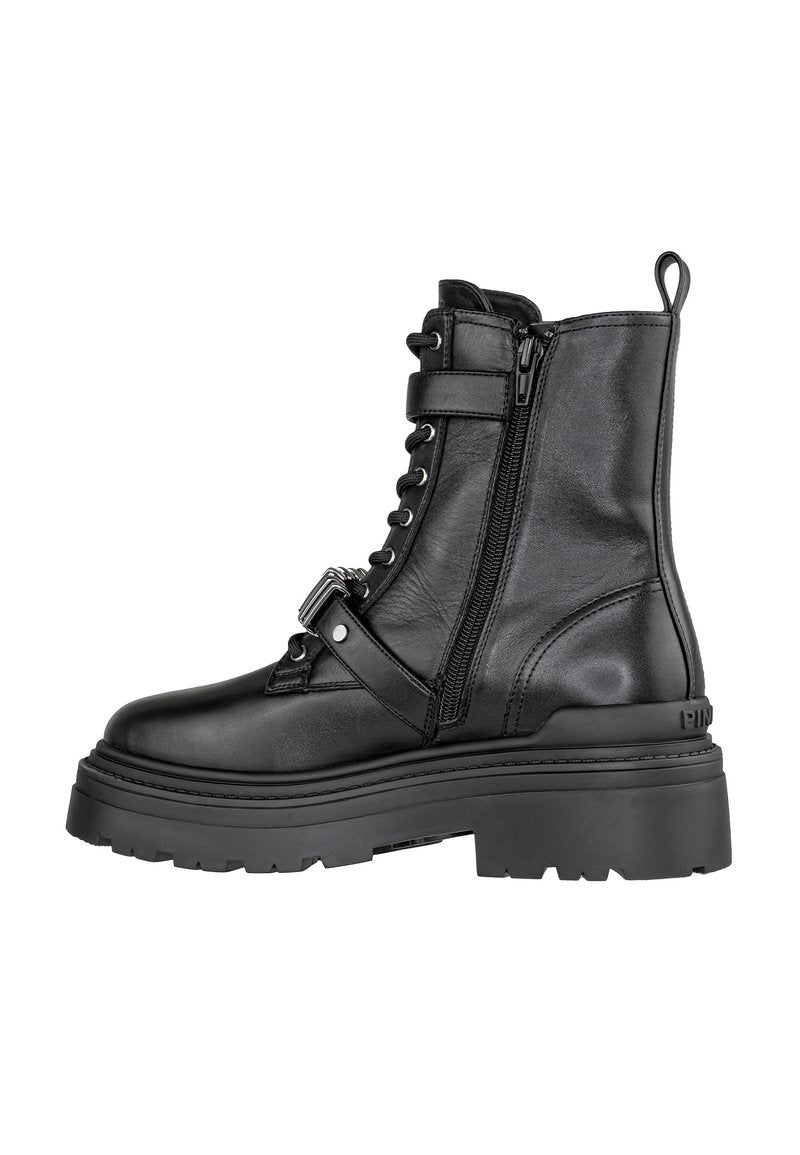 Schwarzer Leder-Stiefelette mit seitlichem Reißverschluss, Schnürung vorne, klobigem Absatz, verstellbarem Riemen und strukturiertem Gummisohlenprofil für besseren Halt.