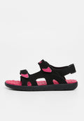 Schwarze Sandalen mit pinken Akzenten, ausgestattet mit einem strukturierten Fußbett, verstellbaren Riemen und einer flexiblen Gummisohle. Offenes Design für Atmungsaktivität.