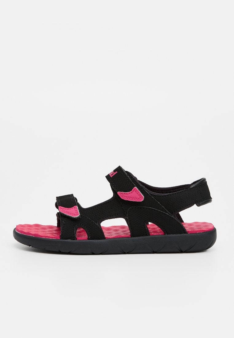 Schwarze Sandalen mit pinken Akzenten, ausgestattet mit einem strukturierten Fußbett, verstellbaren Riemen und einer flexiblen Gummisohle. Offenes Design für Atmungsaktivität.
