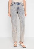Helle blaue High-Waist-Jeans mit einer verblassten Optik, geradem Bein, fünf Taschen und Metalldruckknopfverschluss. Akzentuiert mit roten Nähten.