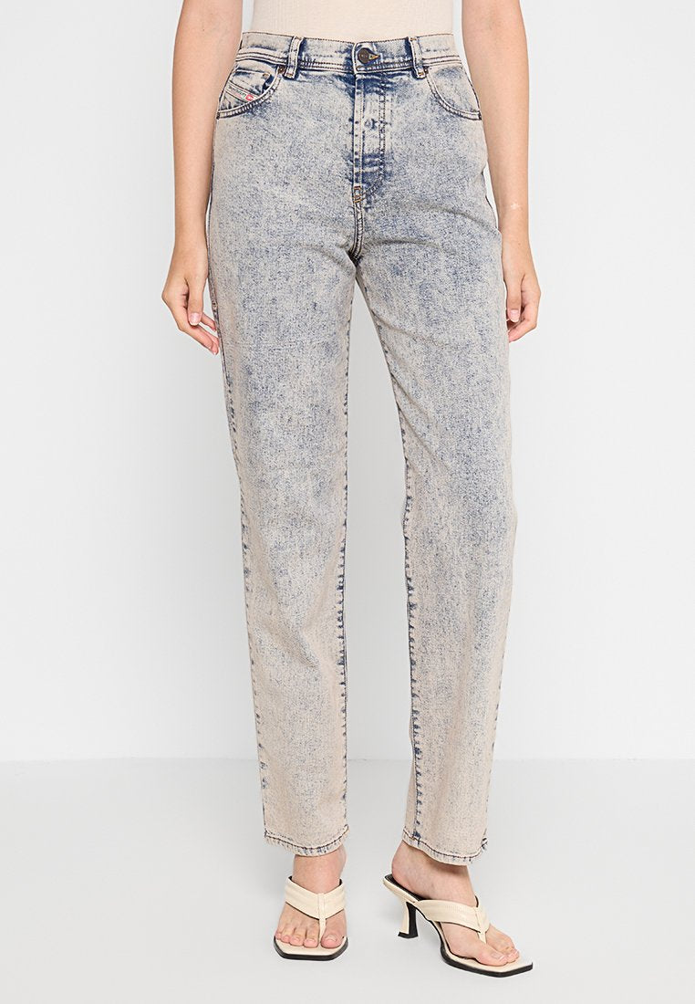 Helle blaue High-Waist-Jeans mit einer verblassten Optik, geradem Bein, fünf Taschen und Metalldruckknopfverschluss. Akzentuiert mit roten Nähten.
