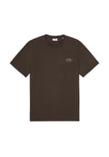 Braunes T-Shirt mit kurzen Ärmeln aus Baumwolle, mit rundem Halsausschnitt und einem kleinen blauen Logo auf der linken Brustseite.