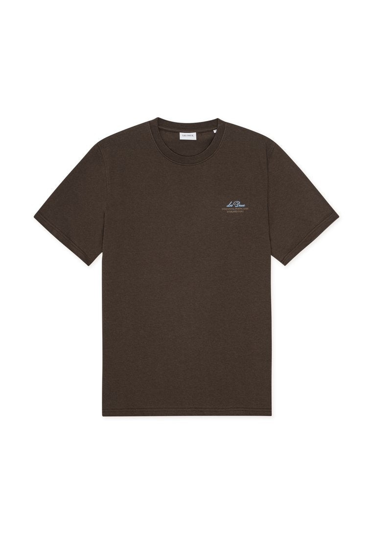 Braunes T-Shirt mit kurzen Ärmeln aus Baumwolle, mit rundem Halsausschnitt und einem kleinen blauen Logo auf der linken Brustseite.