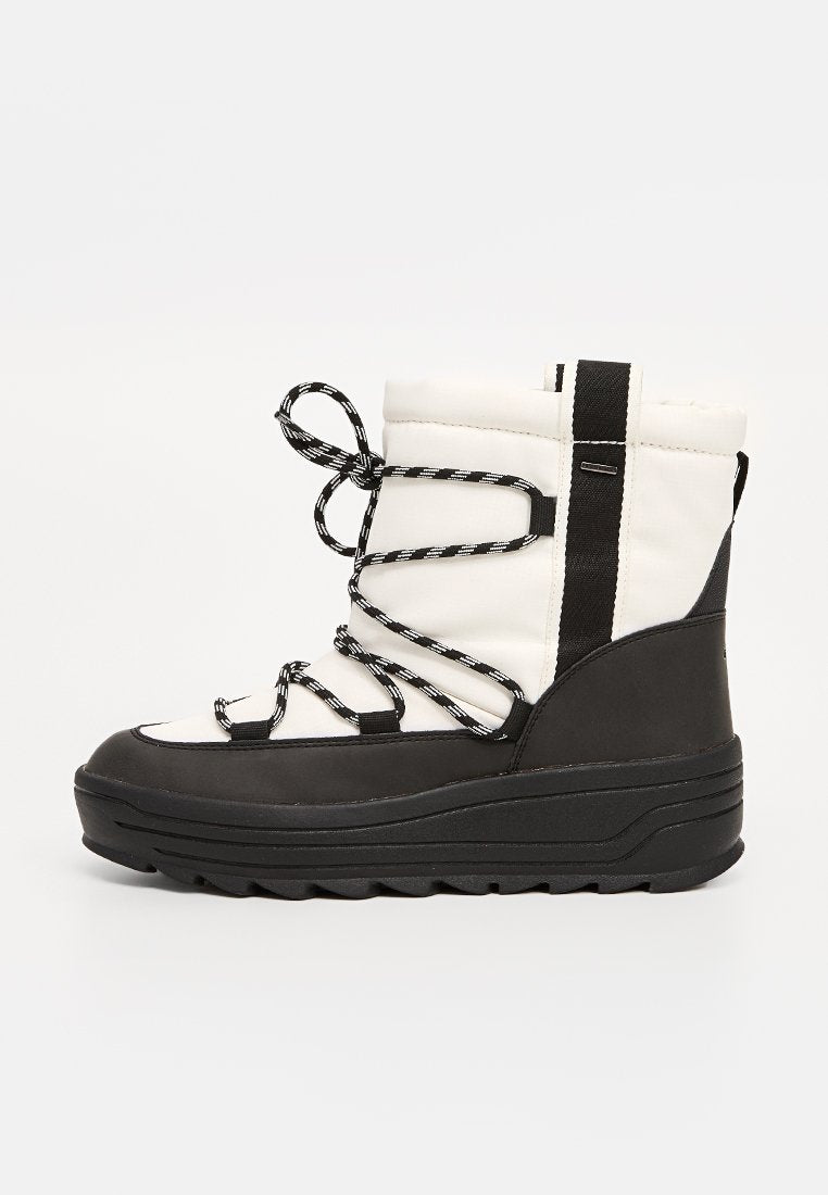 Schwarzer und weißer wasserdichter Stiefel mit einer strukturierten Lederoberfläche, dicker Sohle und schwarzen Schnürsenkeln. Verfügt über einen gepolsterten Kragen und ein Logo-Detail.