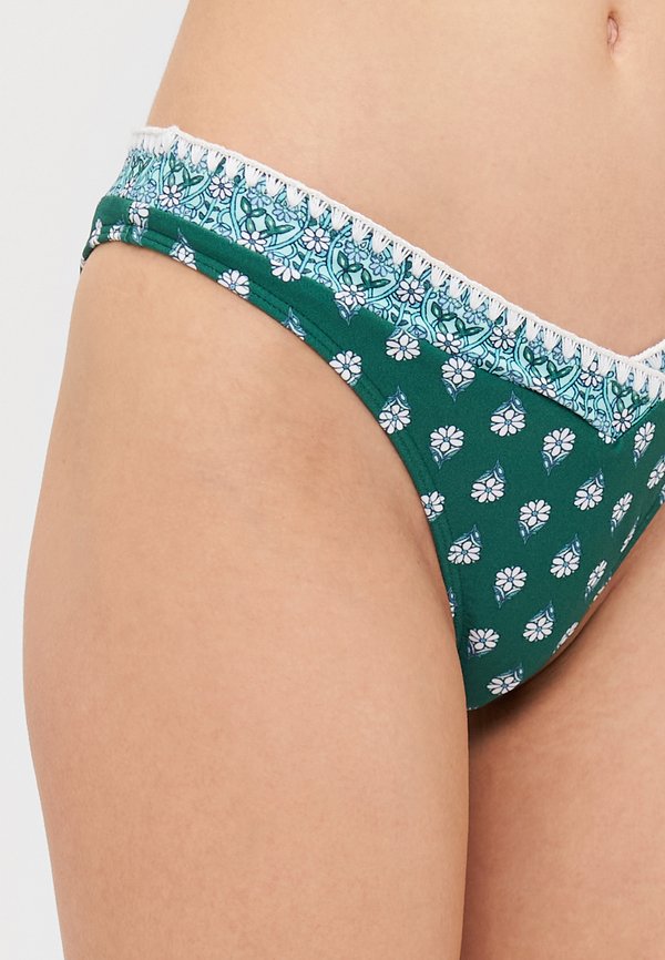 Hollister Co. FLAT CHEEKIEST