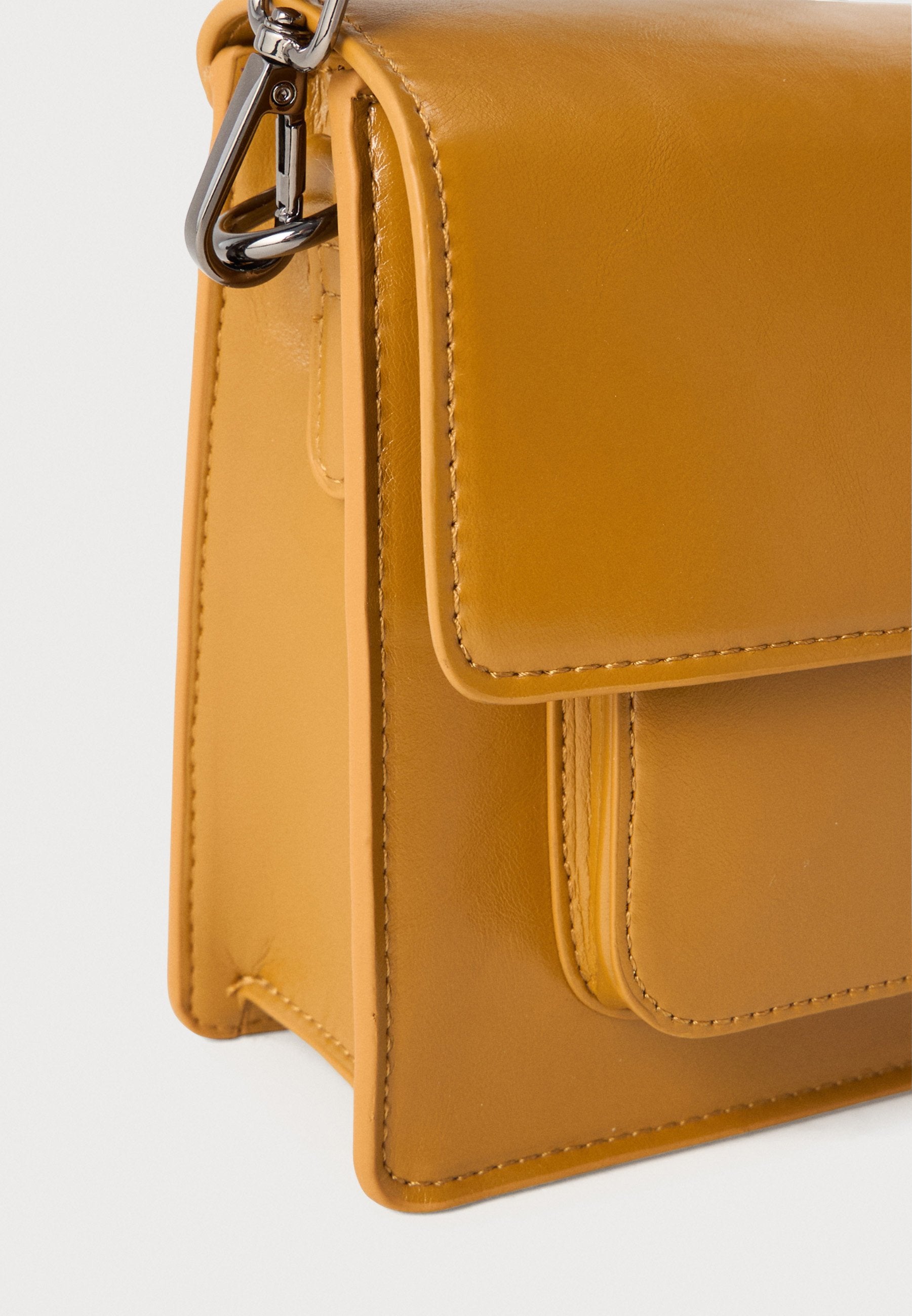 HVISK CAYMAN POCKET STRUCTURE