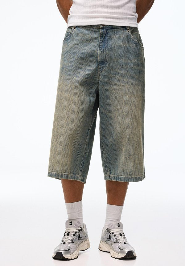 Bershka SUPER  BAGGY - BERMUDA  - Denim shorts - blue denim