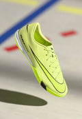 Helle gelbe Sportschuhe mit einer strukturierten Oberseite, schwarzen Akzenten und einer weißen Sohle. Verfügt über integrierte Schnürsenkel und "AIR ZOOM"-Branding.