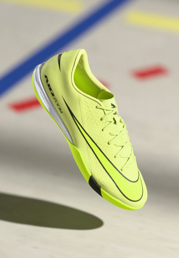 Nike Performance ZOOM VAPOR 16 ACADEMY IC - Indoor football boots - limelight/volt/hyper crimson