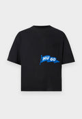 Schwarzes Kurzarm-T-Shirt mit einer kleinen Brusttasche und einem blauen Flaggen-Print mit dem Schriftzug „HUGO“ auf der Vorderseite.