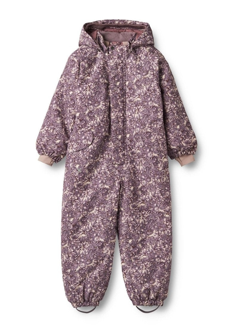 Lila blumengemusterter Schneeanzug mit Kapuze, elastischen Bündchen und Fußriemen. Verfügt über einen Frontreißverschluss und seitliche Taschen für zusätzlichen Komfort.