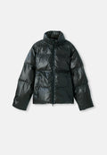 Schwarze Daunenjacke aus glänzendem Material mit hohem Kragen und Reißverschluss. Mit übergroßen, gesteppten Paneelen und weiten Ärmeln.