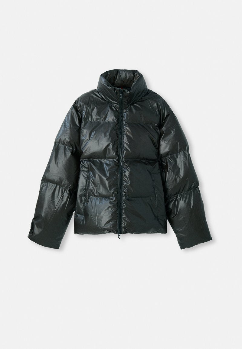 Schwarze Daunenjacke aus glänzendem Material mit hohem Kragen und Reißverschluss. Mit übergroßen, gesteppten Paneelen und weiten Ärmeln.