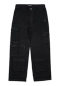 Schwarze Cargo-Hosen mit mehreren Taschen, Knopfverschluss und einem Patch-Logo. Verfügt über ein gerades Bein-Design und eine glatte Stoffoberfläche.