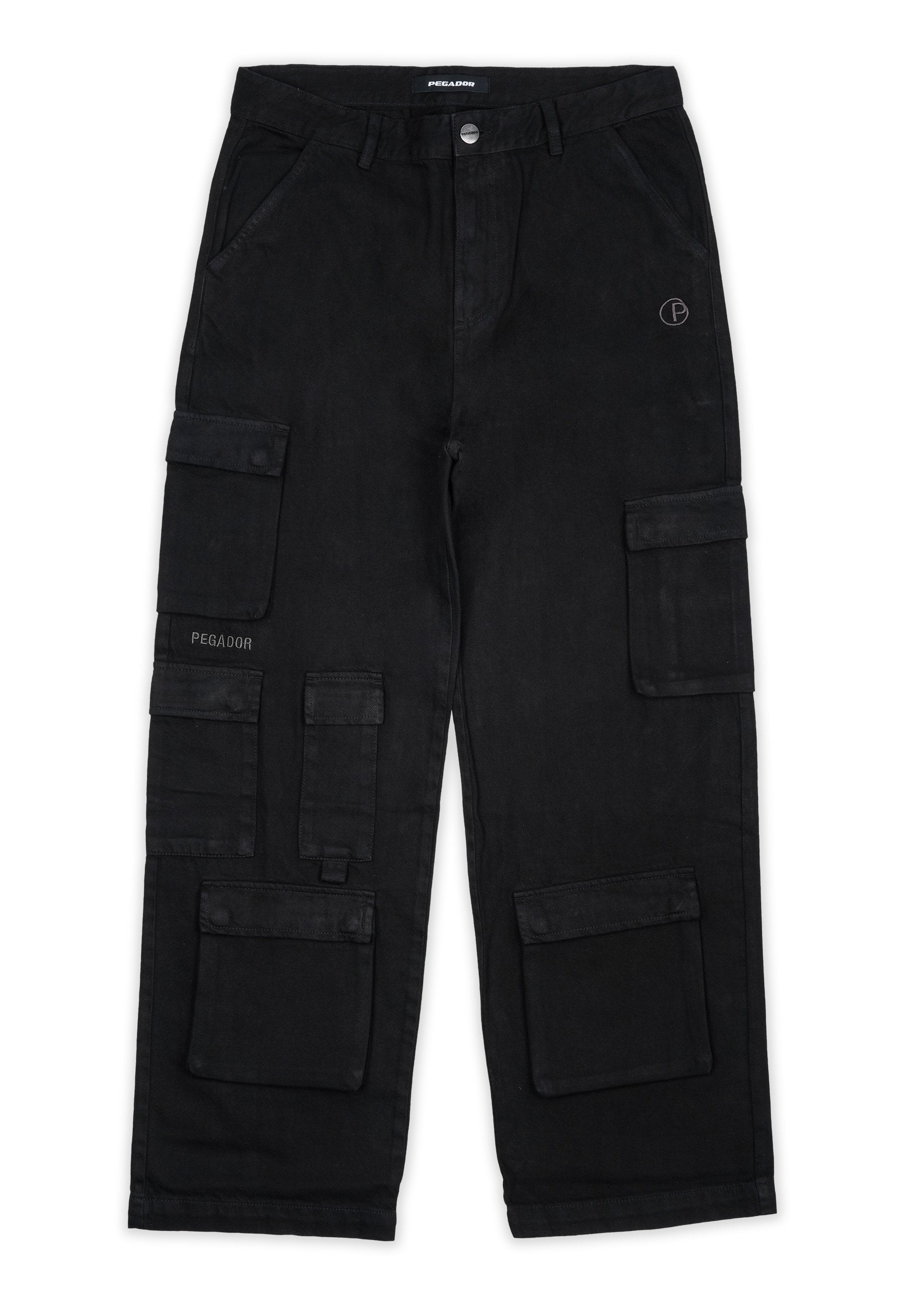 Schwarze Cargo-Hosen mit mehreren Taschen, Knopfverschluss und einem Patch-Logo. Verfügt über ein gerades Bein-Design und eine glatte Stoffoberfläche.