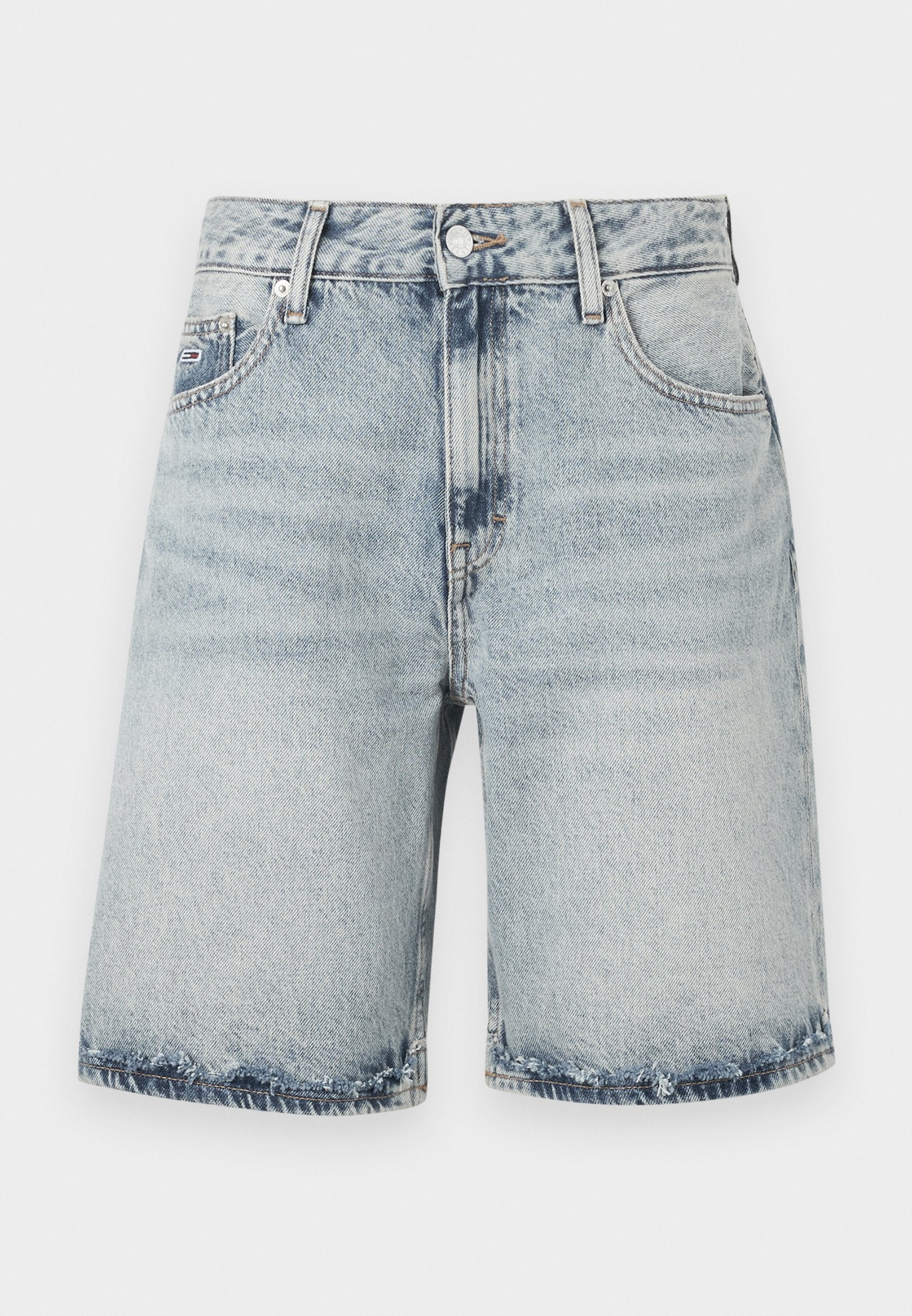 Hellblaue Jeansshorts mit einem klassischen Fünf-Taschen-Design, ausgefranstem Saum und metallischem Knopfverschluss. Steinwasch-Optik über die gesamte Fläche.