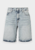 Hellblaue Jeansshorts mit einem klassischen Fünf-Taschen-Design, ausgefranstem Saum und metallischem Knopfverschluss. Steinwasch-Optik über die gesamte Fläche.