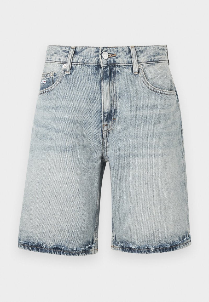 Hellblaue Jeansshorts mit einem klassischen Fünf-Taschen-Design, ausgefranstem Saum und metallischem Knopfverschluss. Steinwasch-Optik über die gesamte Fläche.