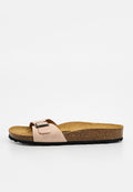 Beige Wildleder-Slidesandale mit verstellbarem Schnallenriemen, konturiertem Korkfußbett und schwarzer, strukturierter Gummisohle.