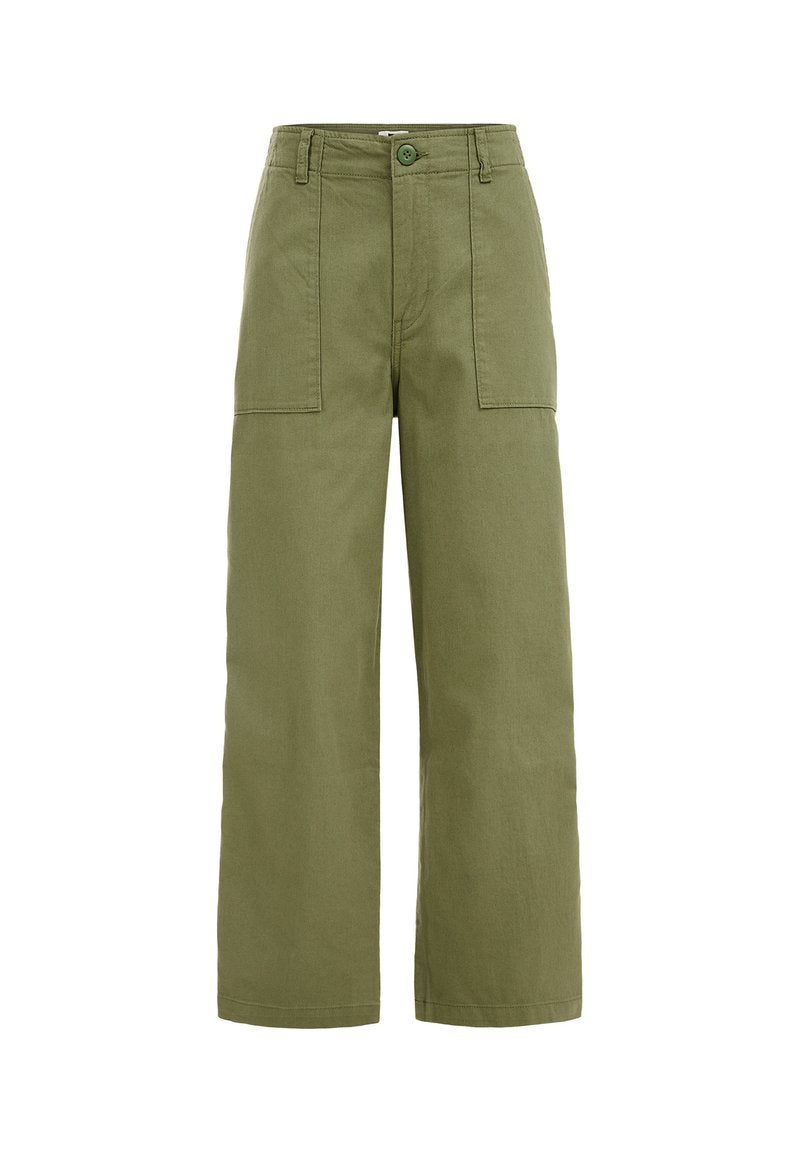 Weite Cargo-Hosen aus olivgrünem Baumwollstoff mit aufgesetzten Fronttaschen, einem Knopfverschluss und einer sauberen, glatten Textur.