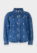 Jeansjacke mit Kragen, hellblauen Blumenmustern, vorderen Knöpfen und langen Ärmeln. Der Stoff hat eine klassische blaue Waschung.