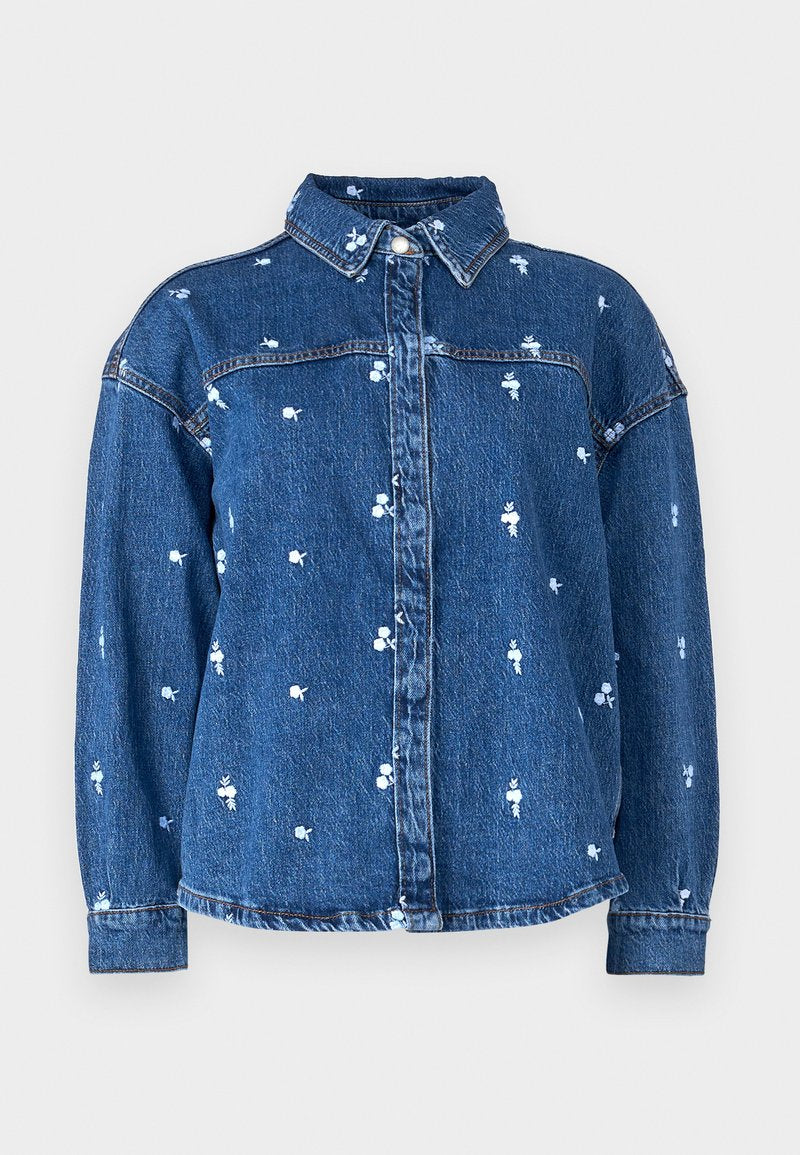 Jeansjacke mit Kragen, hellblauen Blumenmustern, vorderen Knöpfen und langen Ärmeln. Der Stoff hat eine klassische blaue Waschung.