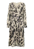 Langes, fließendes Kleid in hellem Creme mit einem abstrakten Muster in Schwarz und Lila. Besitzt einen V-Ausschnitt, einen elastischen Bund und lange, geraffte Ärmel.