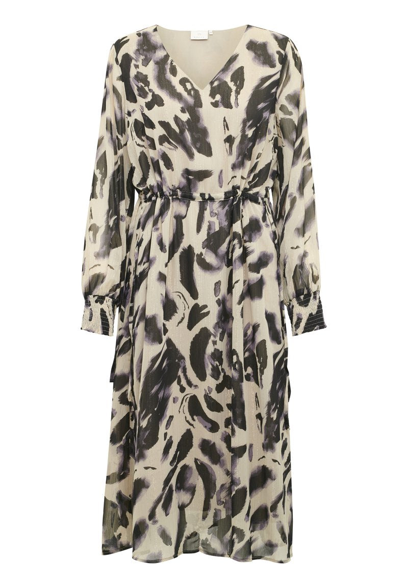 Langes, fließendes Kleid in hellem Creme mit einem abstrakten Muster in Schwarz und Lila. Besitzt einen V-Ausschnitt, einen elastischen Bund und lange, geraffte Ärmel.
