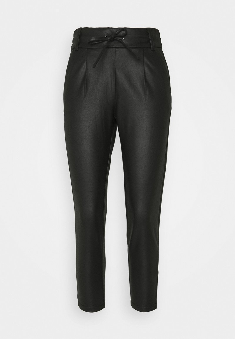 Schwarze Kunstlederhosen mit Gummizugbund, schmal zulaufenden Beinen und Vorderfalten. Glatte Textur mit einem eleganten, glänzenden Finish.