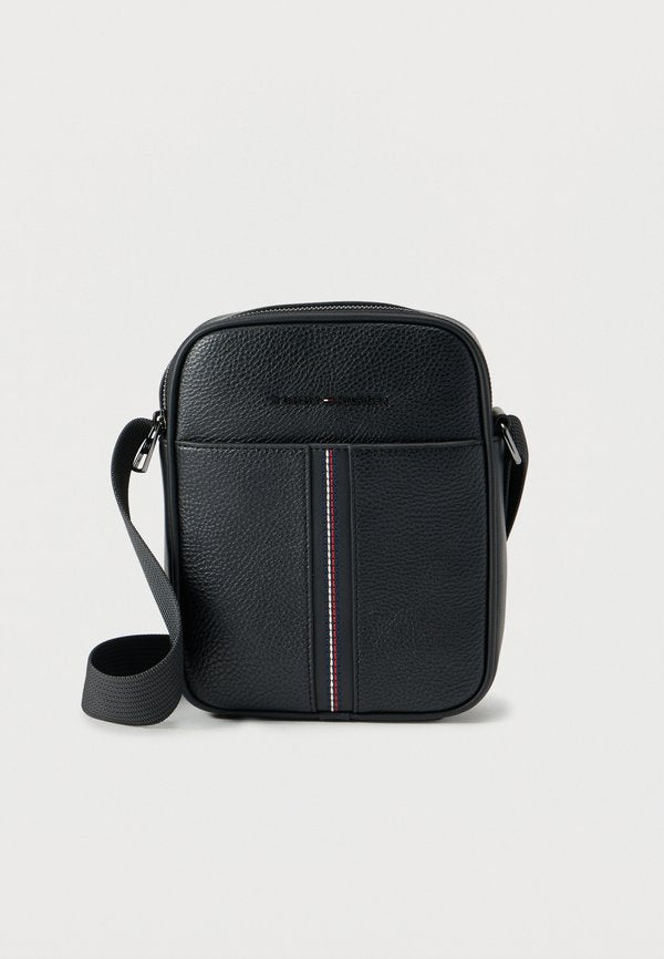 Tommy Hilfiger PEBBLE GRAIN CROSSBODY REPORTER BAG - Cross body bag - black