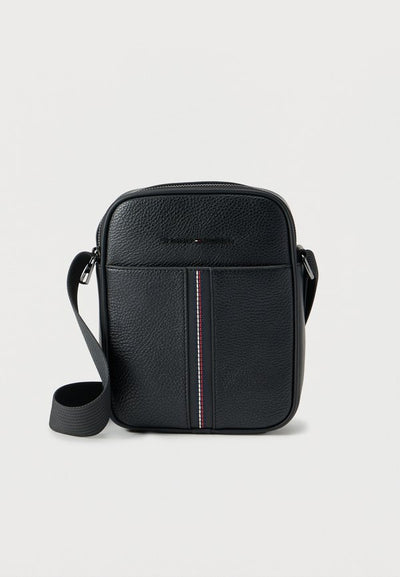 Tommy Hilfiger PEBBLE GRAIN CROSSBODY REPORTER BAG - Cross body bag - black