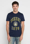Navyblaues Baumwoll-T-Shirt mit gelbem Grafikdruck, auf dem "DIESEL 1978" steht. Mit Rundhalsausschnitt und kurzen Ärmeln.
